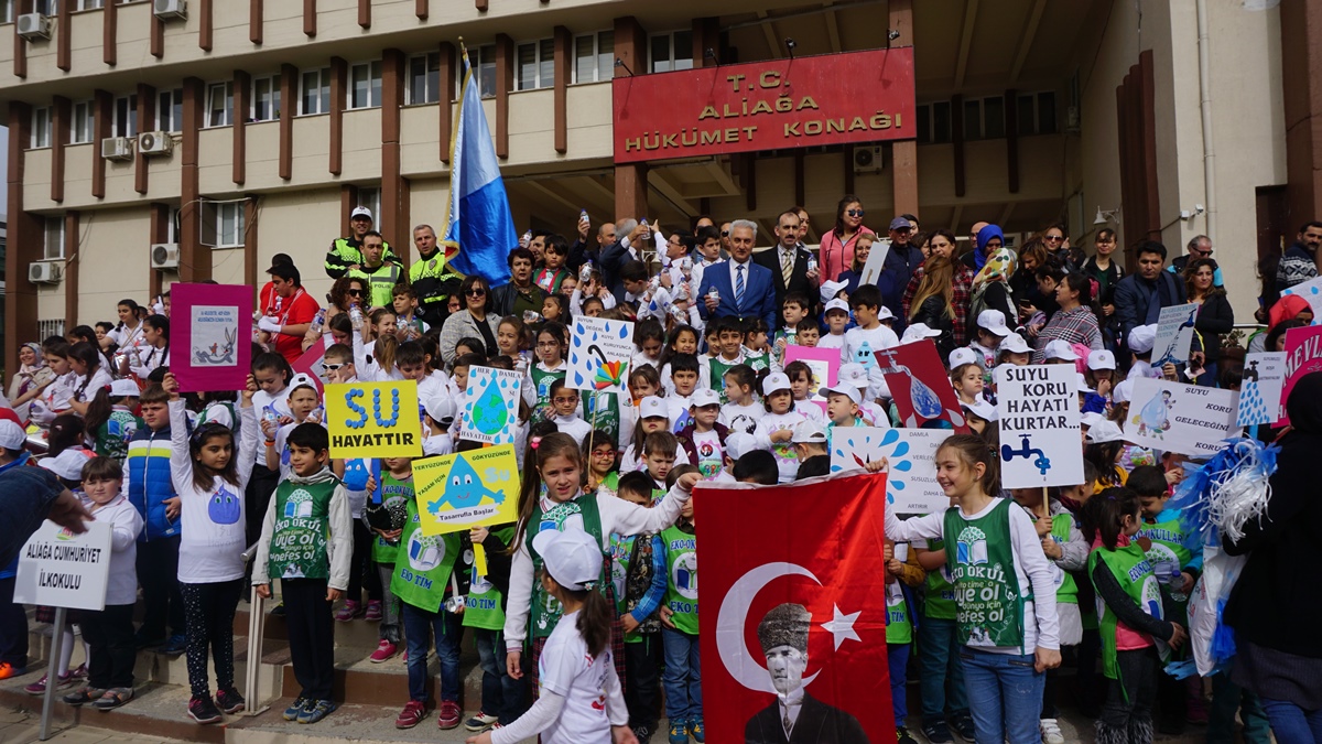 Aliağalı miniklerin renkli ve farkındalık yürüyüşü