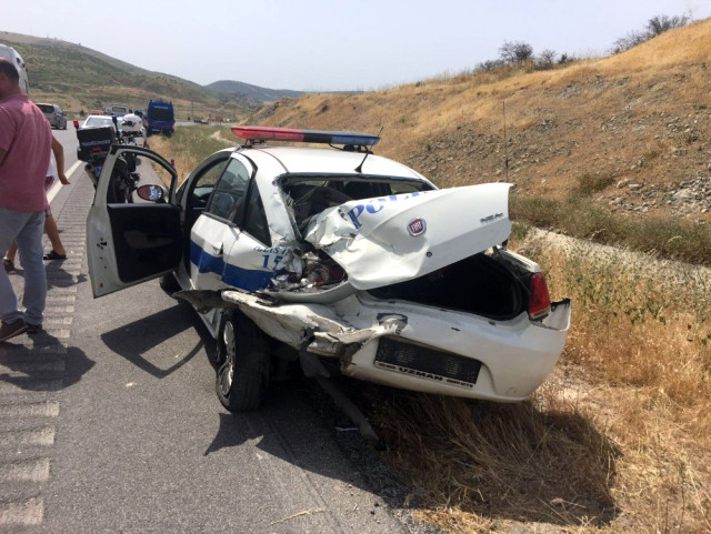 Aliağa İlçesinde Kazaya Müdahale Eden Trafik Ekibine  Otomobil Çarptı.