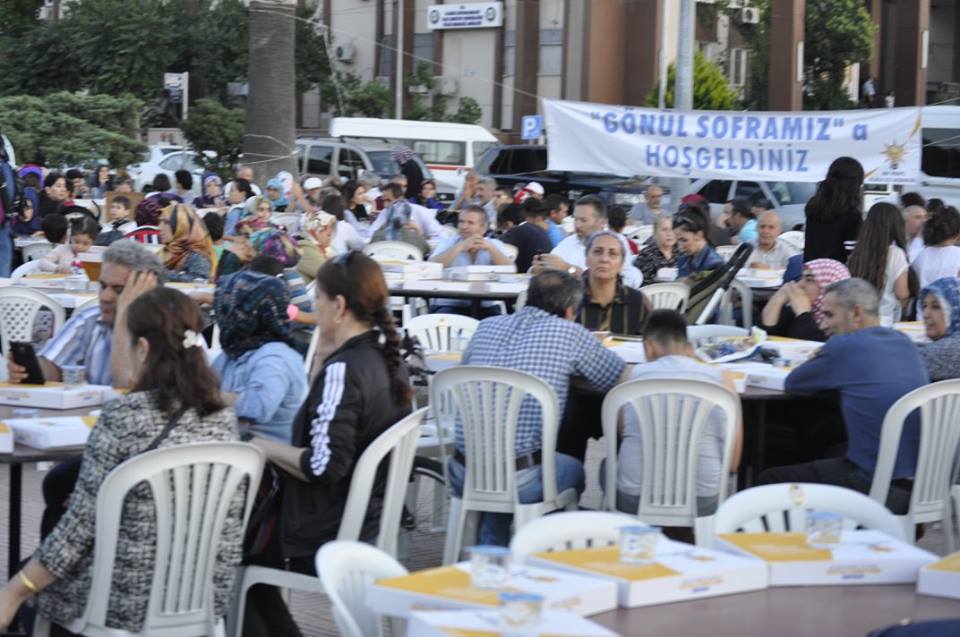 Ak Parti Gönül Sofrası İftar Yemeği`nde buluştu