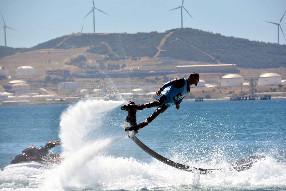 TÜRKİYE SU JETİ VE FLYBOARD ŞAMPİYONASI'NIN İLK AYAĞI ALİAĞA'DA YAPILDI