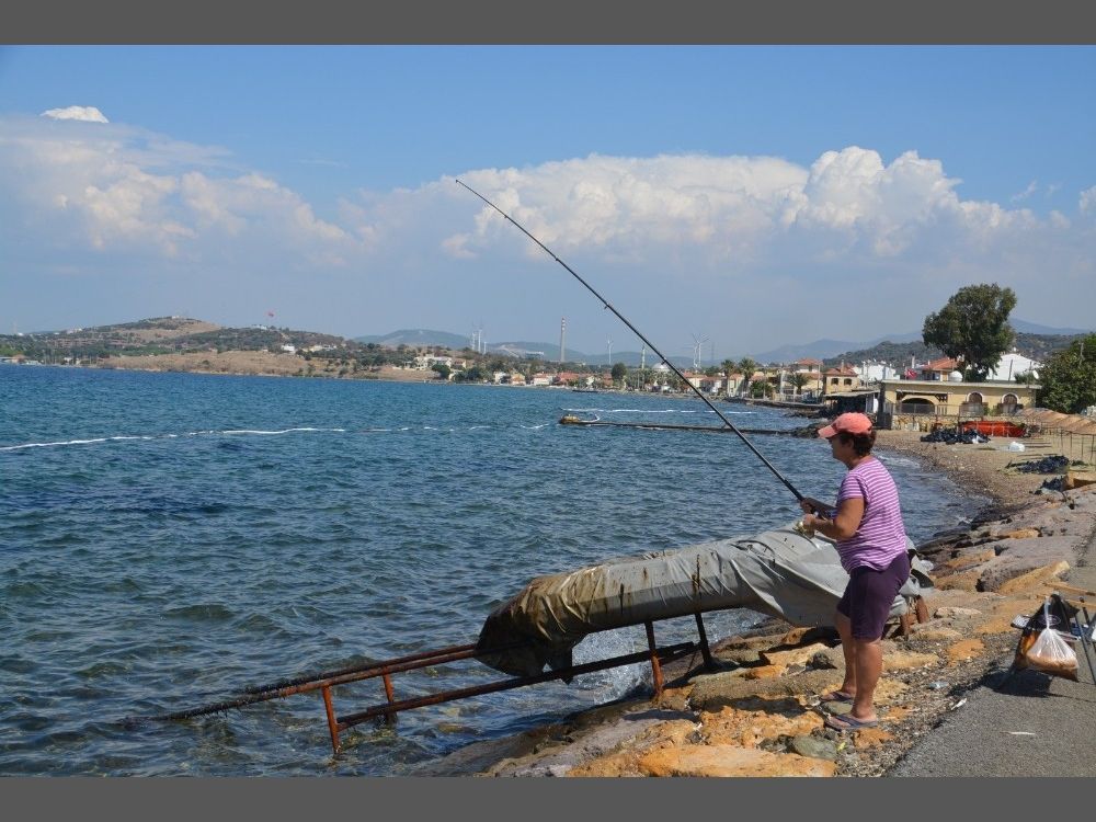 Foça'da deniz temizliği devam ediyor