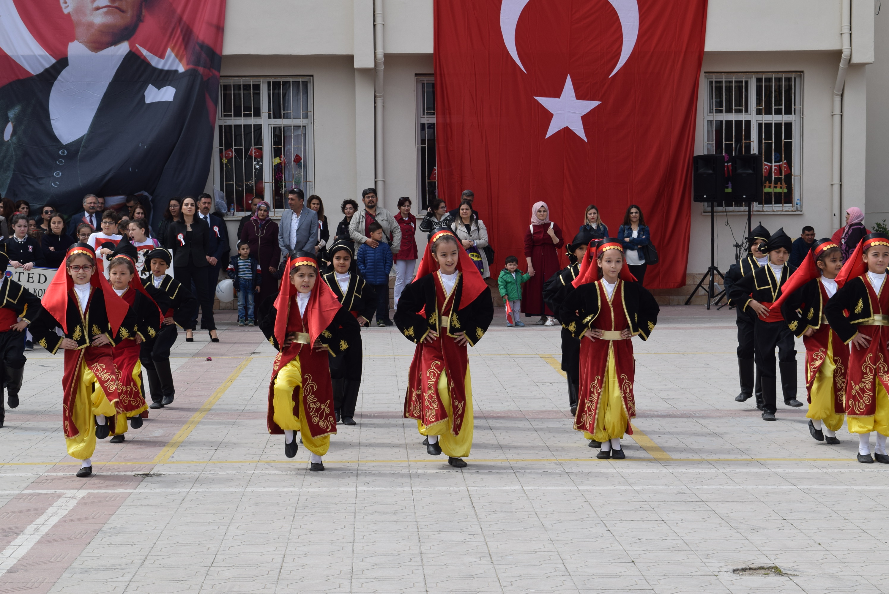 Aliağa'da 23 Nisan Törenlerle Kutlandı