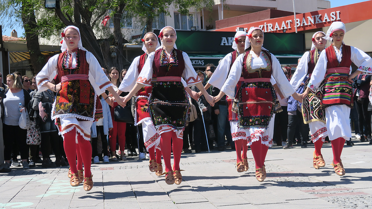 FOÇA DEMOKRASİ MEYDANI'NDA 23 NİSAN SEVİNCİ