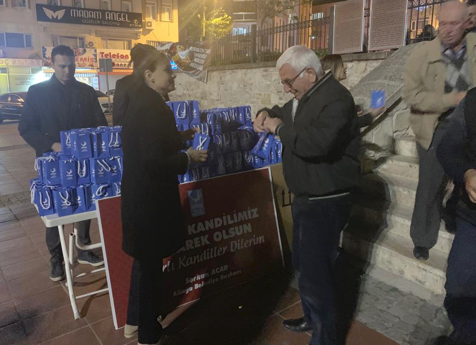 Aliağa Belediyesi'nden Kandil Simidi İkramı