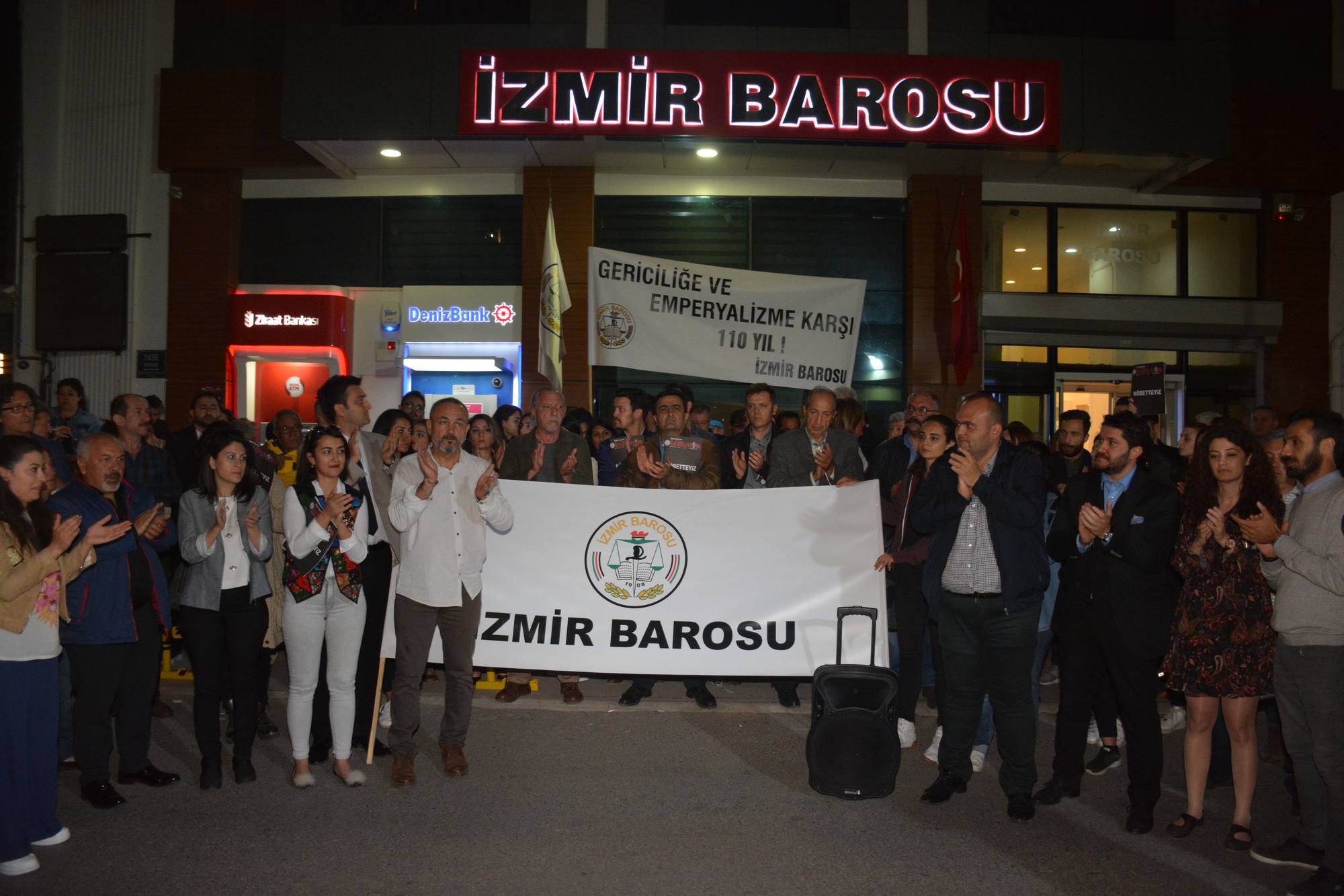 İzmir Barosu Demokrasi Nöbeti Başlattı