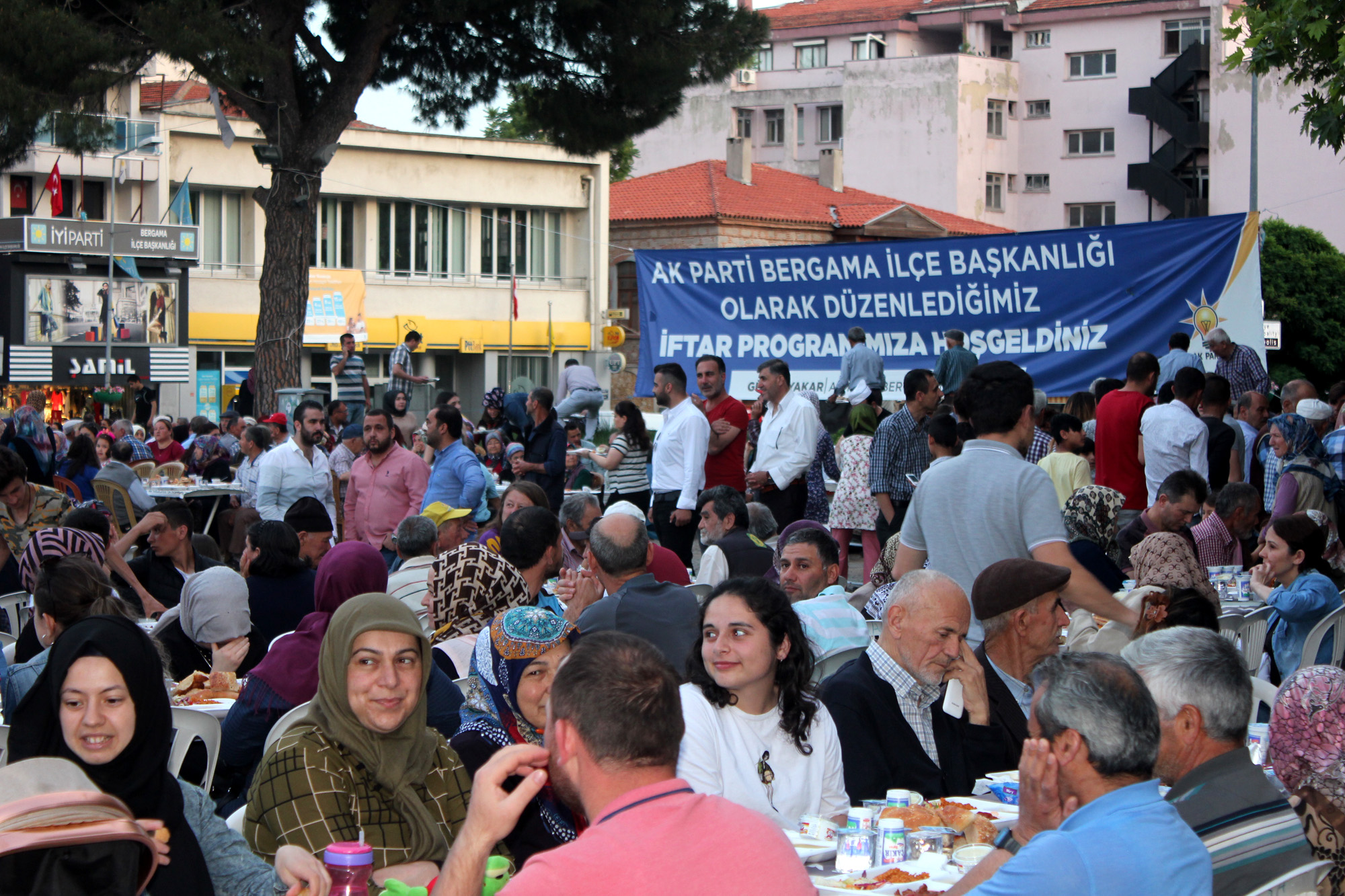 Bergama Yeni Başkanı Hakan Koştu Orucunu Halkın Arasında Açtı