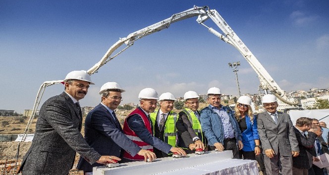 Soyer, yüzme havuzunun temelini attı, ikincisinin de sözünü verdi