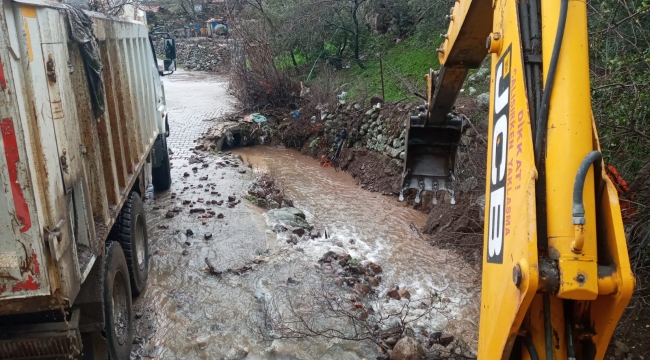 Bergama'daki dere taşkınlarına anında müdahale