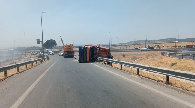 Aliağa'da atık taşıyan çekici devrildi: 1 yaralı