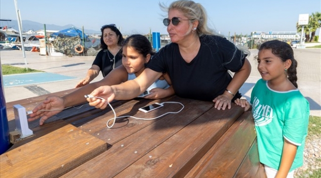 İzmir'de güneş ağaçları ile şarj dönemi başladı