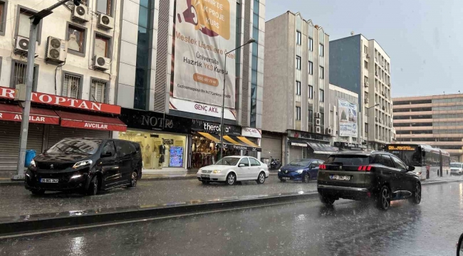 İzmir'i yaz sağanağı vurdu