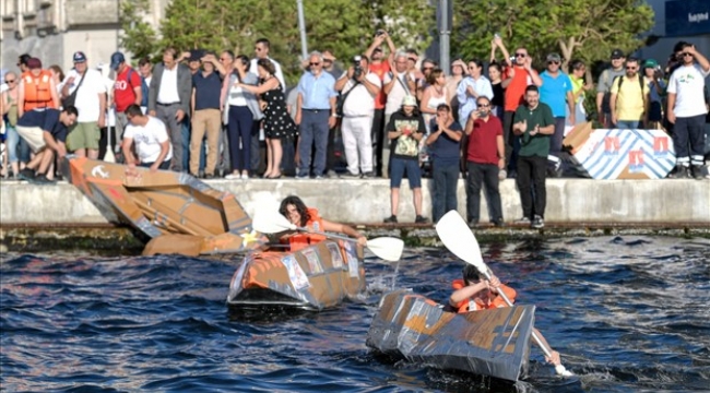 ​Karton tekneler İzmir Körfezi'nde kıyasıya yarıştı