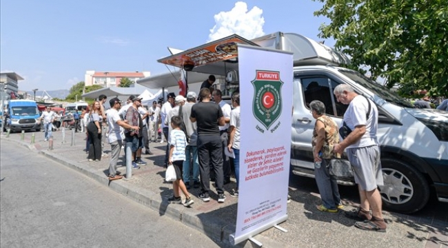 Başkan Tugay 26 Ağustos'ta gazileri ve şehit yakınlarını yalnız bırakmadı