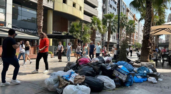 İzmir'de belediye işçileri iş bıraktı, dağ gibi çöp birikti