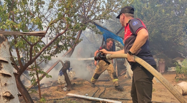 İzmir'de Büyük Yangın! 87 Ev ve 45 İş Yeri Tahliye Edildi, 16 Ev Küle Dönüştü