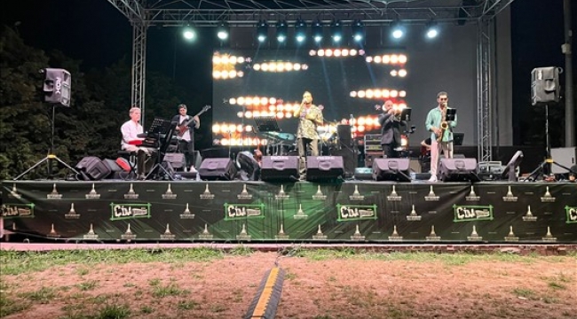 İzmir'in ünlü solistleri çim konserlerinde buluştu