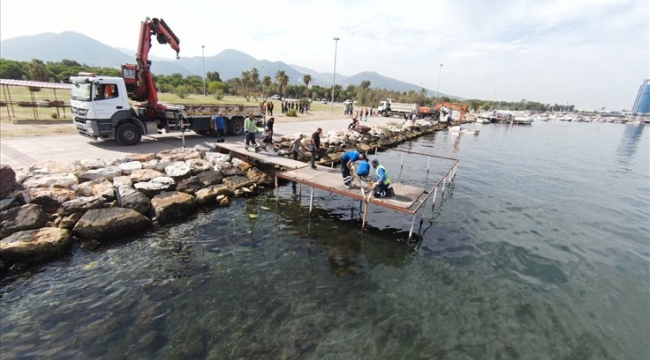 İnciraltı'nda kaçak iskele ve ahşap yapılar yıkıldı