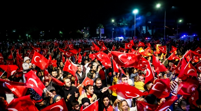 Aliağalılar Cumhuriyet Bayramı'nı Cumhuriyet Meydanı'nda Kutladı