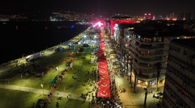 Cumhuriyet ışığı İzmir'den parladı