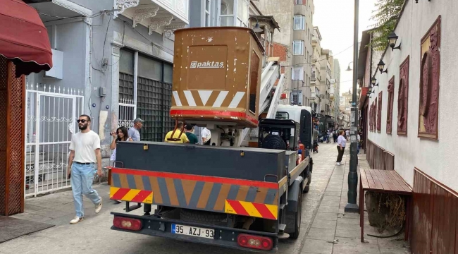 İzmir'de korku evleri önündeki tasvirler toplanıyor