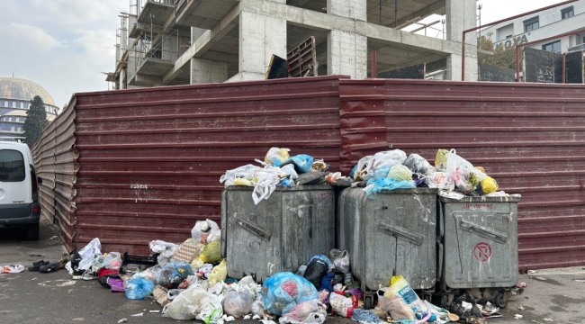 Buca'nın caddeleri çöp ve kokudan geçilmiyor