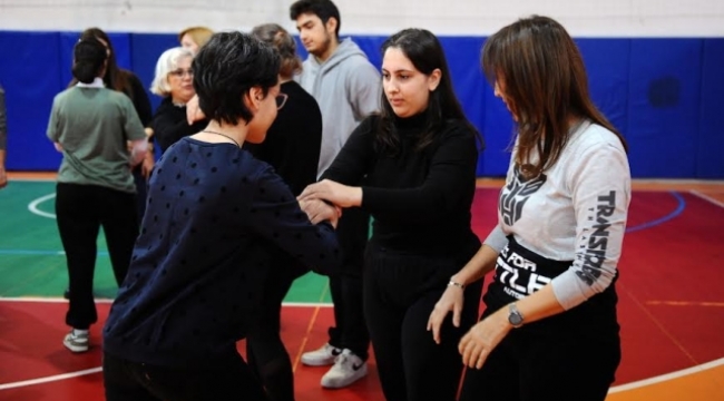 Karşıyakalı kadınlar temel savunma taktiklerini öğrendi