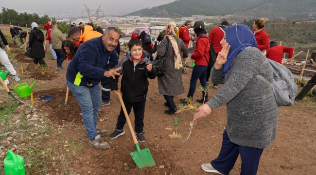 Engelli izciler, fidanları toprakla buluşturdu