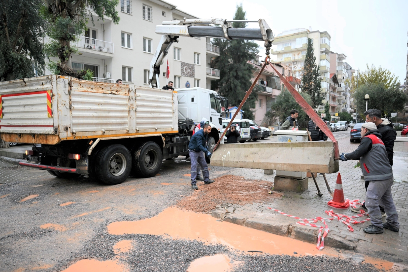 İzmir Bornova'da elektrik kaçağı tehlikesine hızlı müdahale