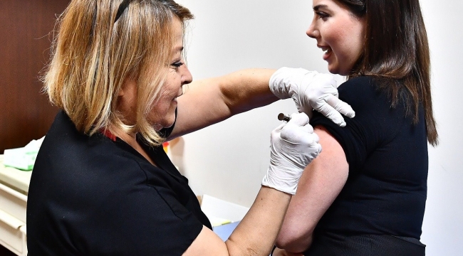 İzmir Büyükşehir Belediyesi HPV aşısı uygulamasını başlattı