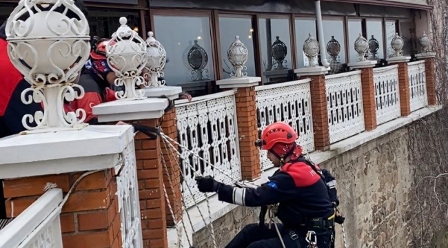 Kayalıklarda mahsur kalan kediyi İzmir İtfaiyesi kurtardı