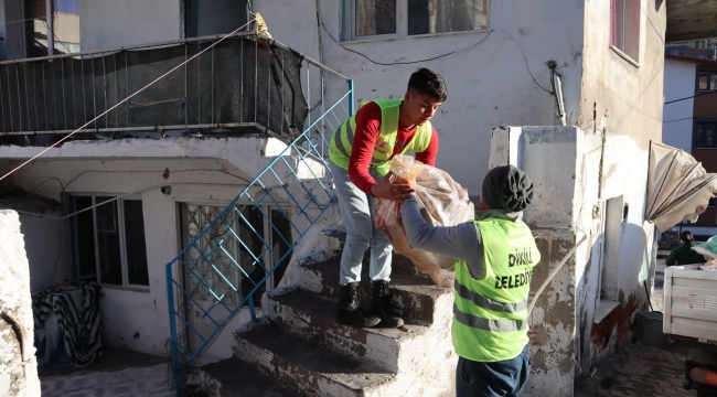 Dikili Belediyesi, ihtiyaç sahibi vatandaşların yuvalarını ısıtmaya devam ediyor