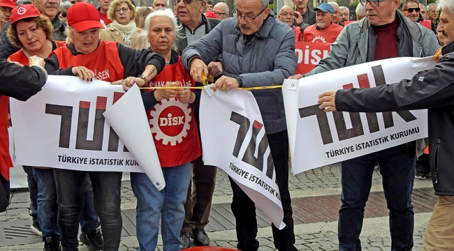 DİSK Emekli-Sen'den TÜİK'e Çarpıcı Protesto: Sabunla Yıkama Eylemi