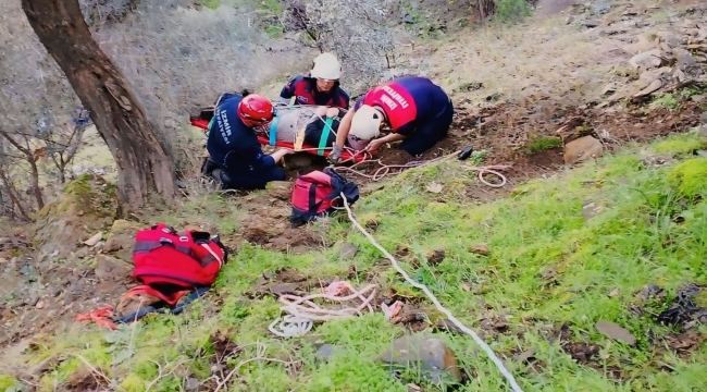 İzmir'de düştüğü dik yamaçta mahsur kalan vatandaşı itfaiye kurtardı