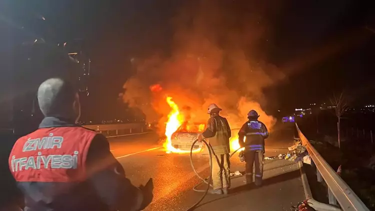 İzmir'de yeni yılın ilk dakikalarında bir araç alev alev yandı