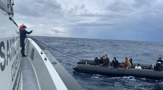 İzmir açıklarında ölüme sürüklenen 24 göçmen kurtarıldı