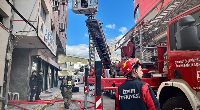 İzmir'de İş Hanında Çıkan Yangın Kısa Sürede Kontrol Altına Alındı