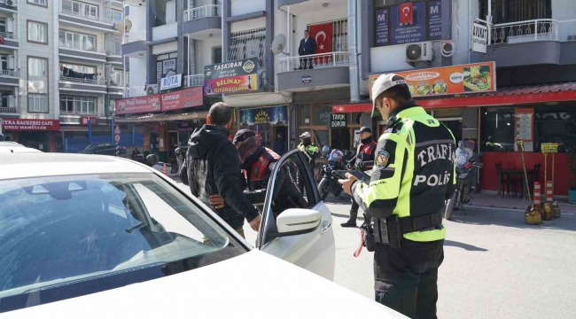 İzmir'in iki ilçesinde sıkı asayiş ve trafik denetimi