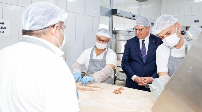 Başkan Tugay aşevinde yemek hazırlığına katıldı