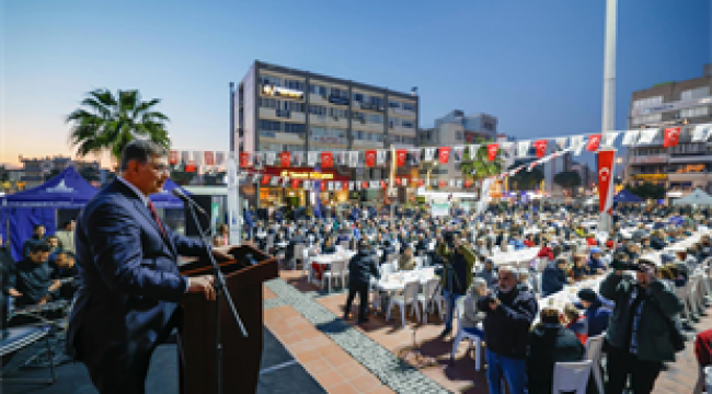 Başkan Tugay'dan iftar sofrasında dayanışma mesajı "Birlik ve beraberlik olduktan sonra her şeyin üstesinden geliriz"