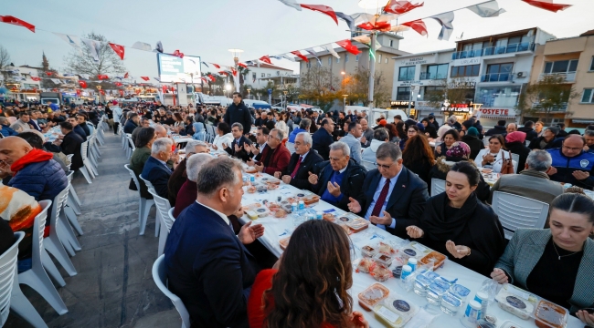 İzmir Büyükşehir Belediyesi'nin iftar sofrası Urla'da kuruldu