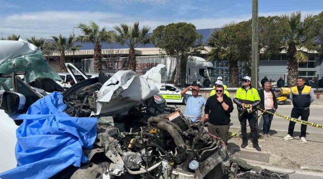 İzmir'de tırın altına giren otomobil hurdaya döndü: 1 ölü